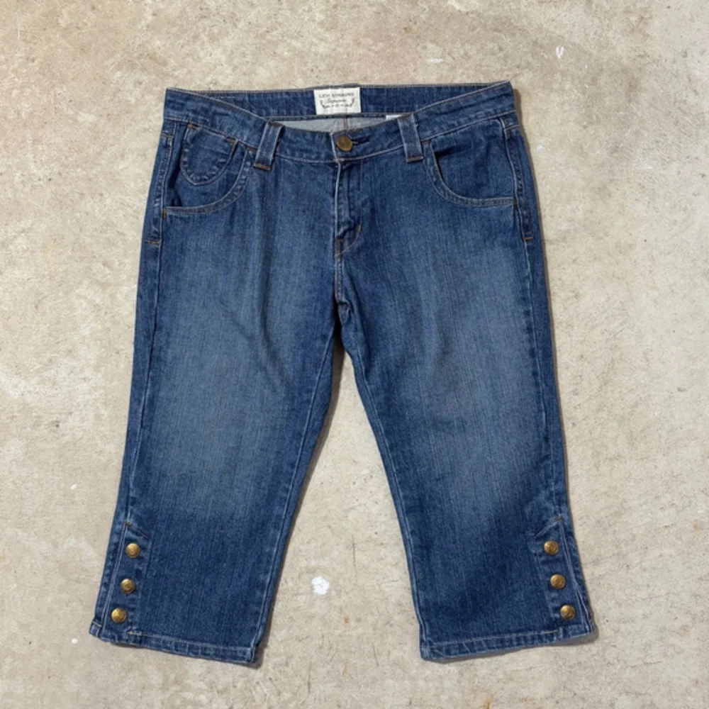 Levi Strauss Signature Bermuda Shorts Capris Women’s Size 10 Blue Zipper Fly